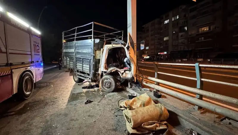 Kamyonet Yön Tabelasına Çarpınca Sürücü Yaralandı: Olayın Ayrıntıları