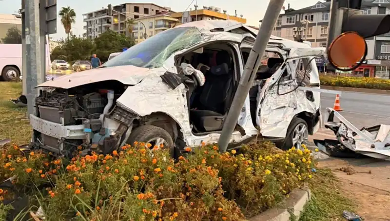 Antalya'da Midibüs ve Hafif Ticari Araç Çarpıştı: 6 Yaralı!