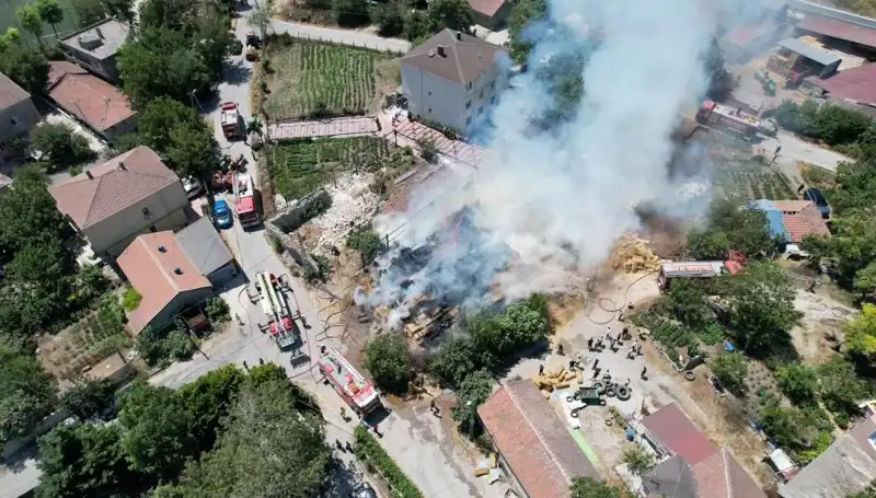 Arnavutköy’de Yangın Paniği: Saman Balyaları Alev Alev Yandı
